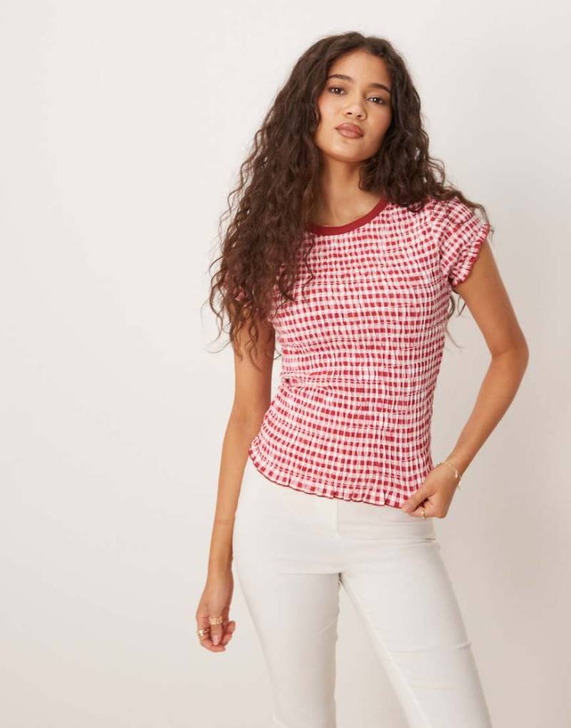 ASOS DESIGN - Gesmoktes T-Shirt mit Vichy-Karos in Rot von ASOS DESIGN