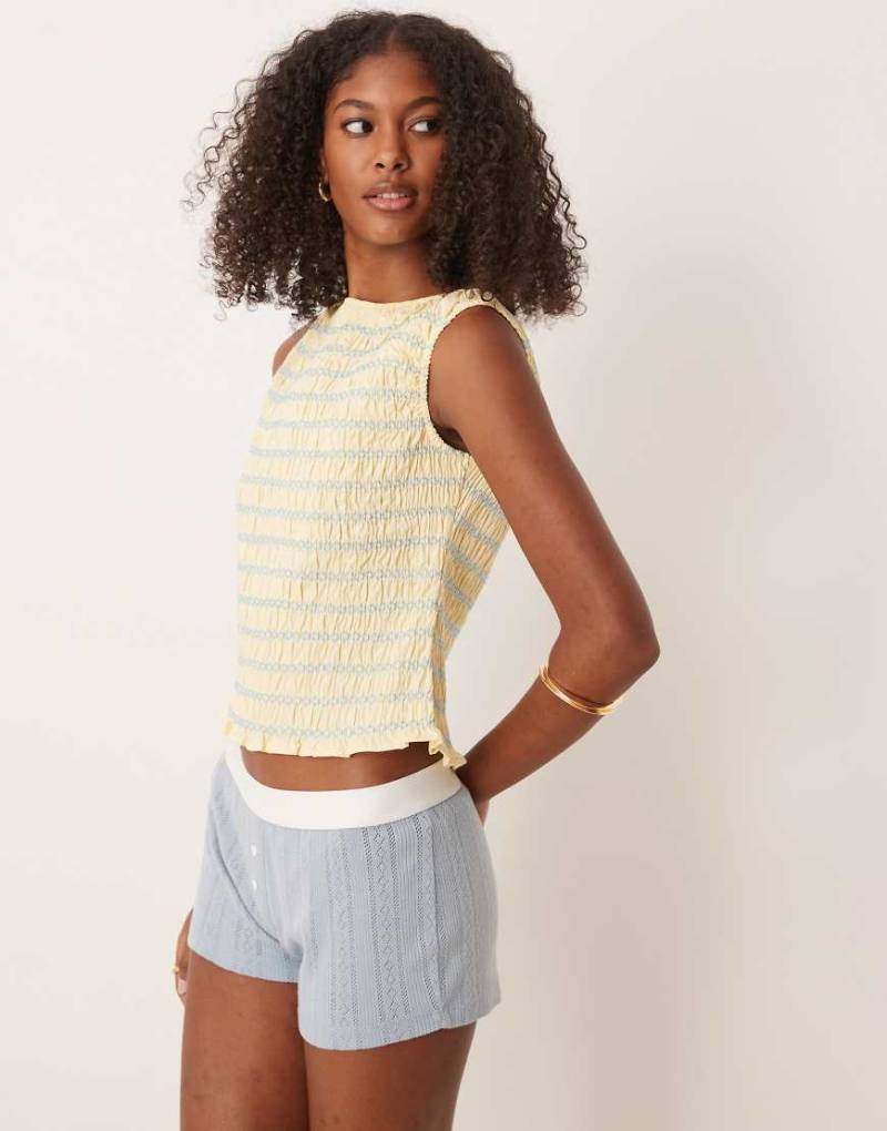 ASOS DESIGN - Gesmoktes Tanktop in Gelb mit Kontrastnaht von ASOS DESIGN