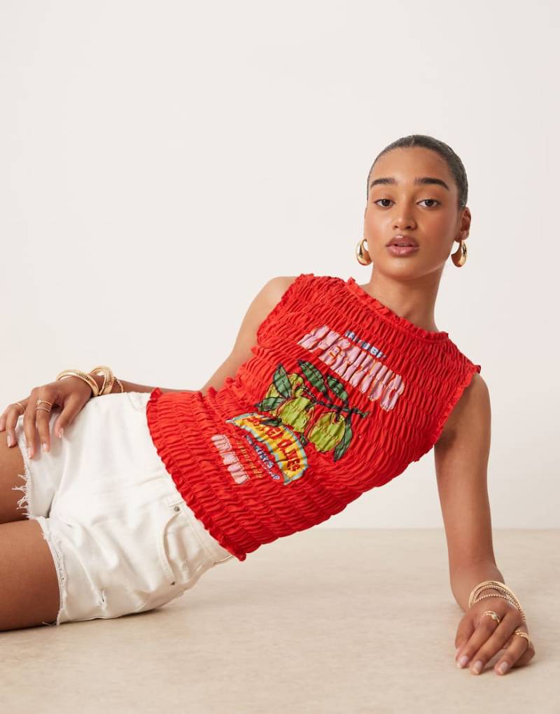 ASOS DESIGN - Gesmoktes Trägertop in Rot mit Oliven-Grafik von ASOS DESIGN