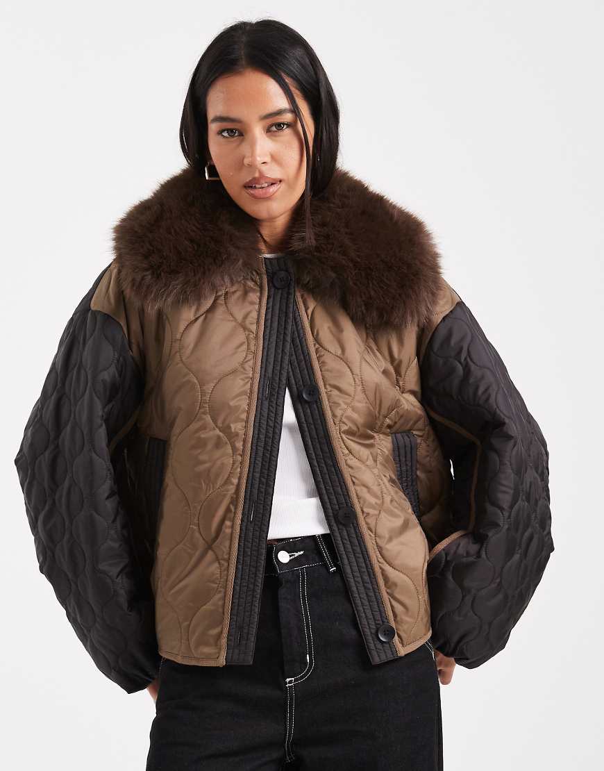 ASOS DESIGN - Gesteppte, kragenlose Hybrid-Jacke in Mokka mit rosa Innenfutter-Marineblau von ASOS DESIGN