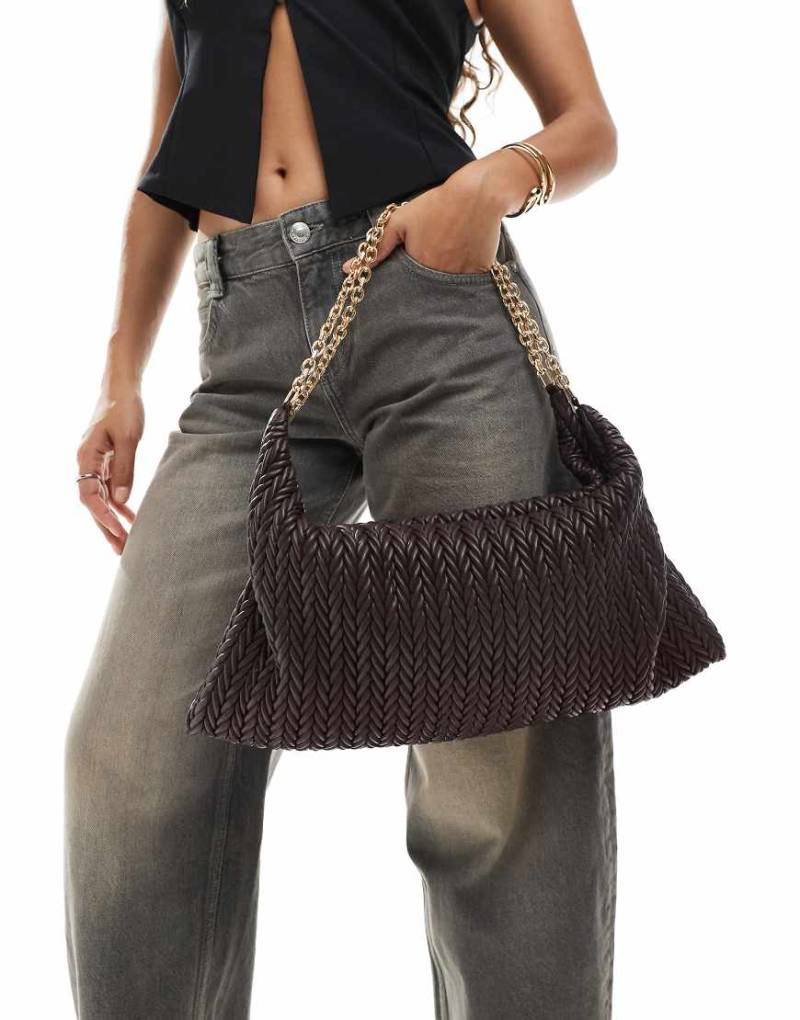 ASOS DESIGN - Gesteppte, weiche Schultertasche in dunklem Schokobraun mit Kettenhenkel von ASOS DESIGN