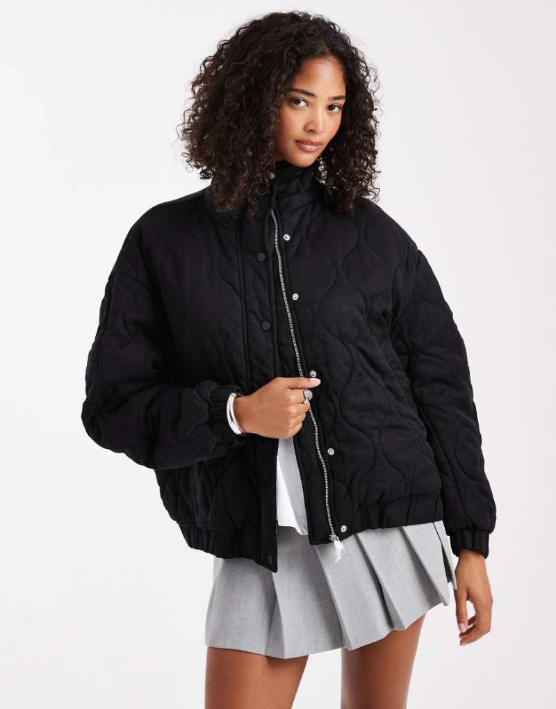 ASOS DESIGN - Gesteppte Bomberjacke in Schwarz mit Passe-Grau von ASOS DESIGN