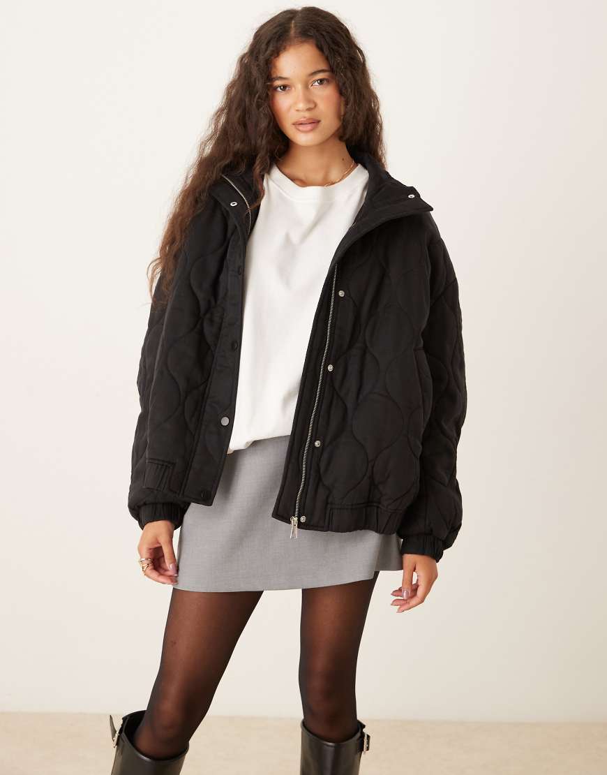 ASOS DESIGN - Gesteppte Bomberjacke in Schwarz mit Passe-Grau ASOS DESIGN - Gesteppte Bomberjacke in Schwarz mit Passe-Grau von ASOS DESIGN