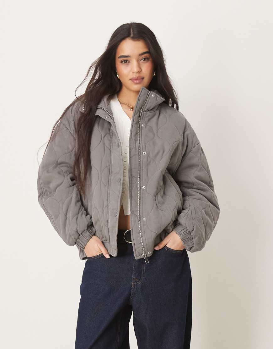 ASOS DESIGN - Gesteppte Bomberjacke in verwaschenem Grau mit Passe-Detail-Keine Farbe von ASOS DESIGN