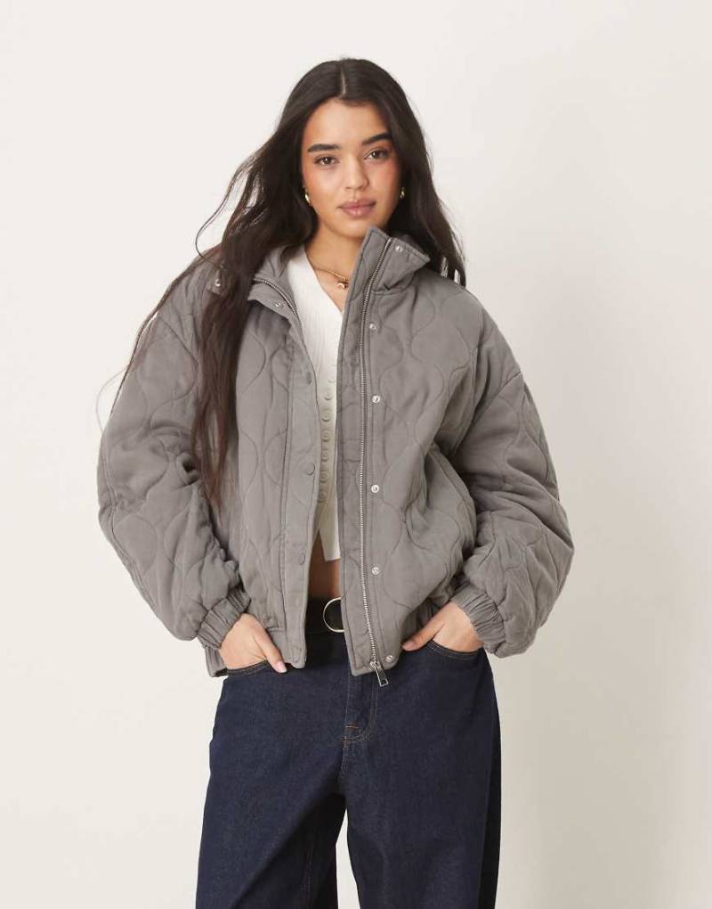 ASOS DESIGN - Gesteppte Bomberjacke in verwaschenem Grau mit Passe-Detail-Keine Farbe von ASOS DESIGN