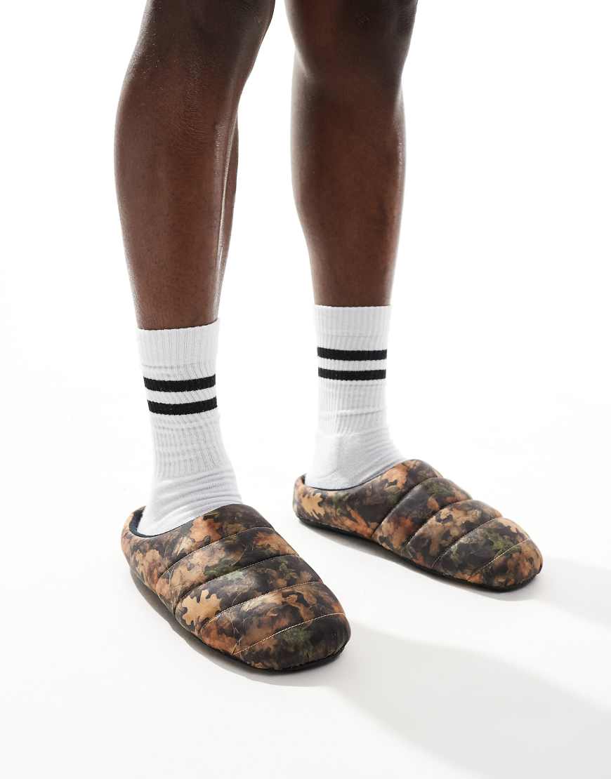 ASOS DESIGN - Gesteppte Hausschuhe mit authentischem Baumprint-Grün von ASOS DESIGN