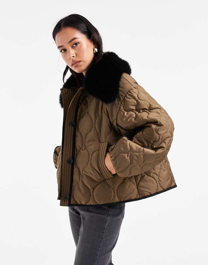 ASOS DESIGN - Gesteppte Hybrid-Jacke aus Teddyfell ohne Kragen in Khaki-Grün ASOS DESIGN - Gesteppte Hybrid-Jacke aus Teddyfell ohne Kragen in Khaki-Grün von ASOS DESIGN