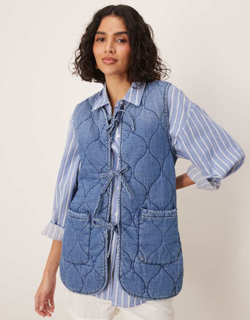 ASOS DESIGN - Gesteppte Jeansweste in mittelblauer Waschung ASOS DESIGN - Gesteppte Jeansweste in mittelblauer Waschung von ASOS DESIGN