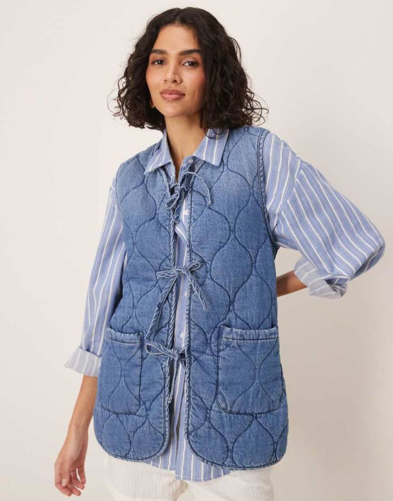 ASOS DESIGN - Gesteppte Jeansweste in mittelblauer Waschung von ASOS DESIGN