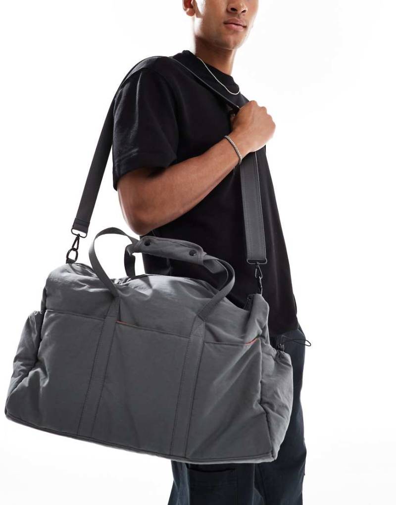 ASOS DESIGN - Gesteppte Reisetasche in Grau von ASOS DESIGN
