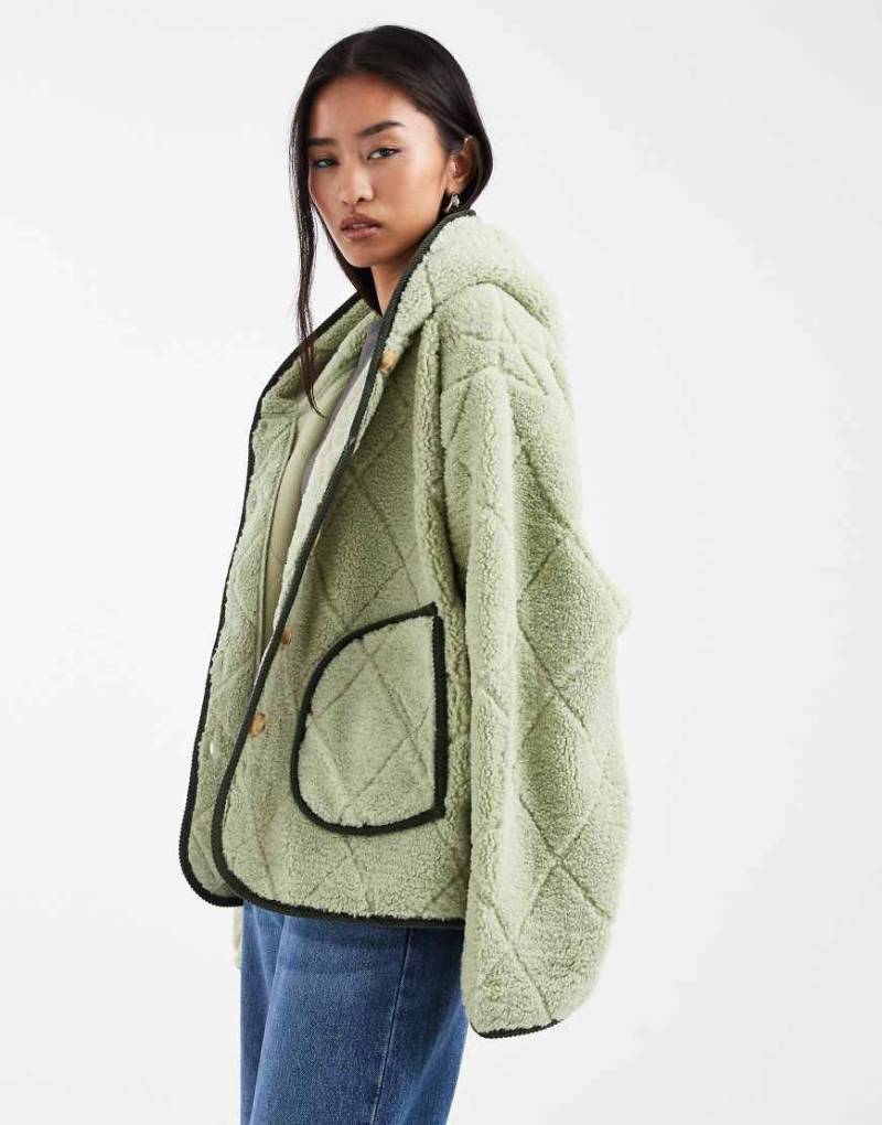 ASOS DESIGN - Gesteppte Jacke aus Teddyfleece in Grün mit dunkelgrüner Einfassung, Knopfleiste und Kapuze von ASOS DESIGN