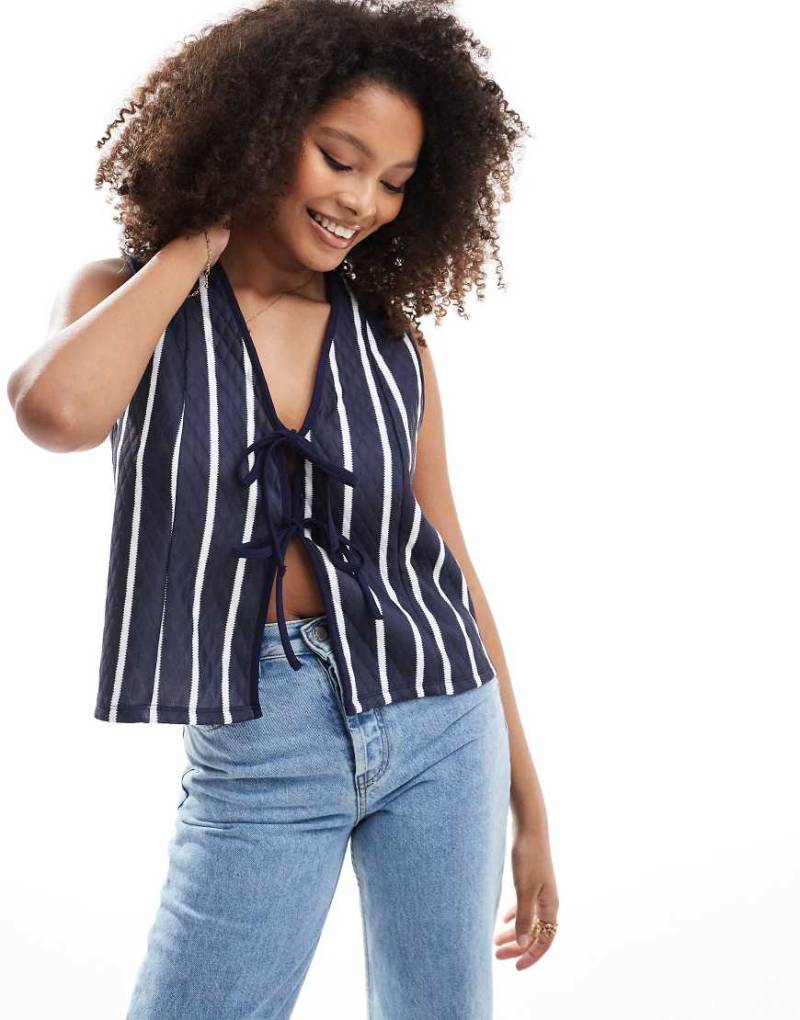 ASOS DESIGN - Gesteppte Weste in Marineblau und Weiß gestreift mit Bindeband vorne-Bunt von ASOS DESIGN