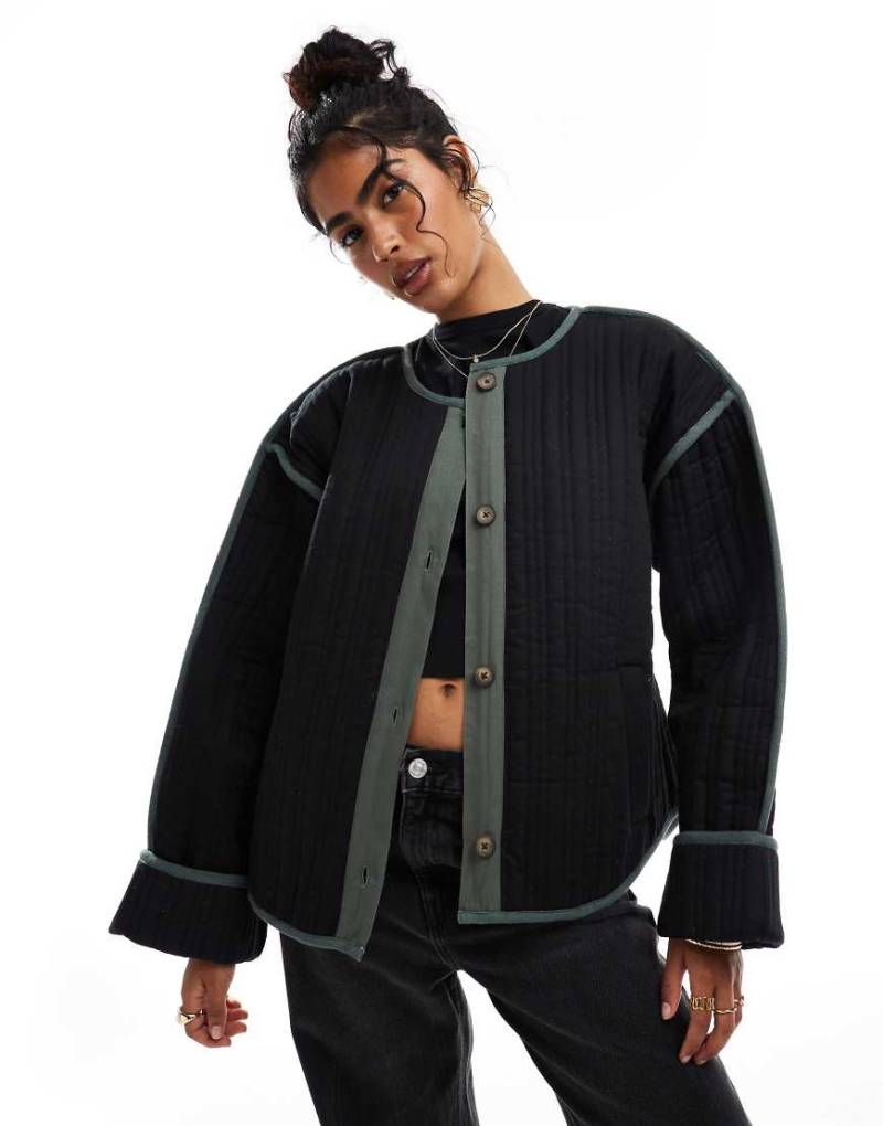 ASOS DESIGN - Gesteppter Jacke in Schwarz & Khaki mit Kontrastdetail von ASOS DESIGN