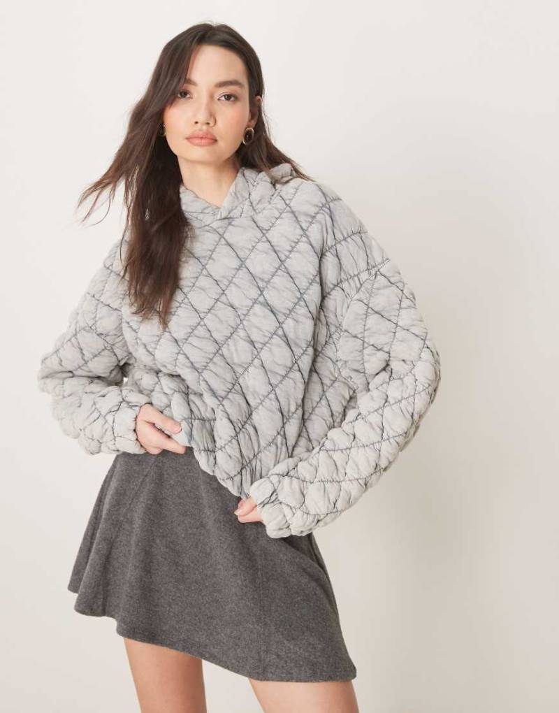 ASOS DESIGN - Gesteppter Kapuzenpullover in verwaschenem Grau von ASOS DESIGN