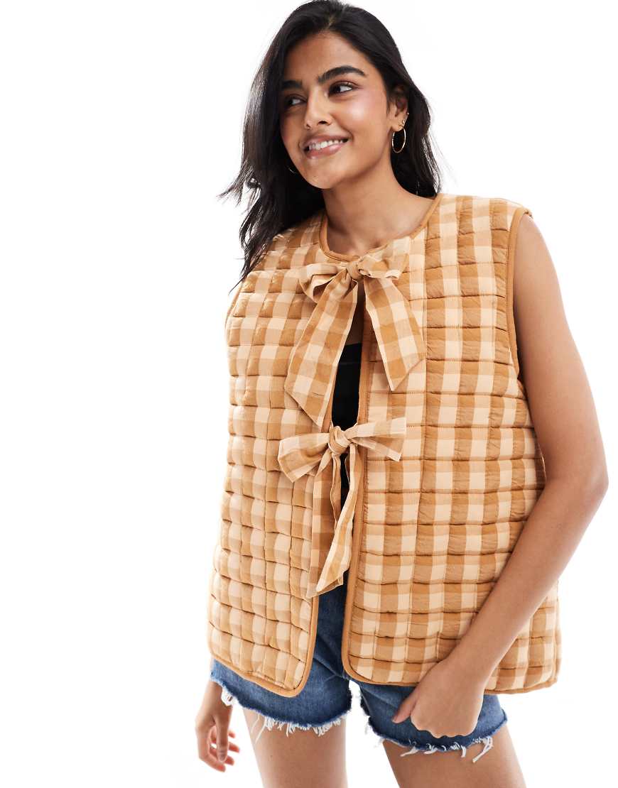 ASOS DESIGN - Gestepptes Gilet in Braun mit Vichy-Karos und Schleifen von ASOS DESIGN