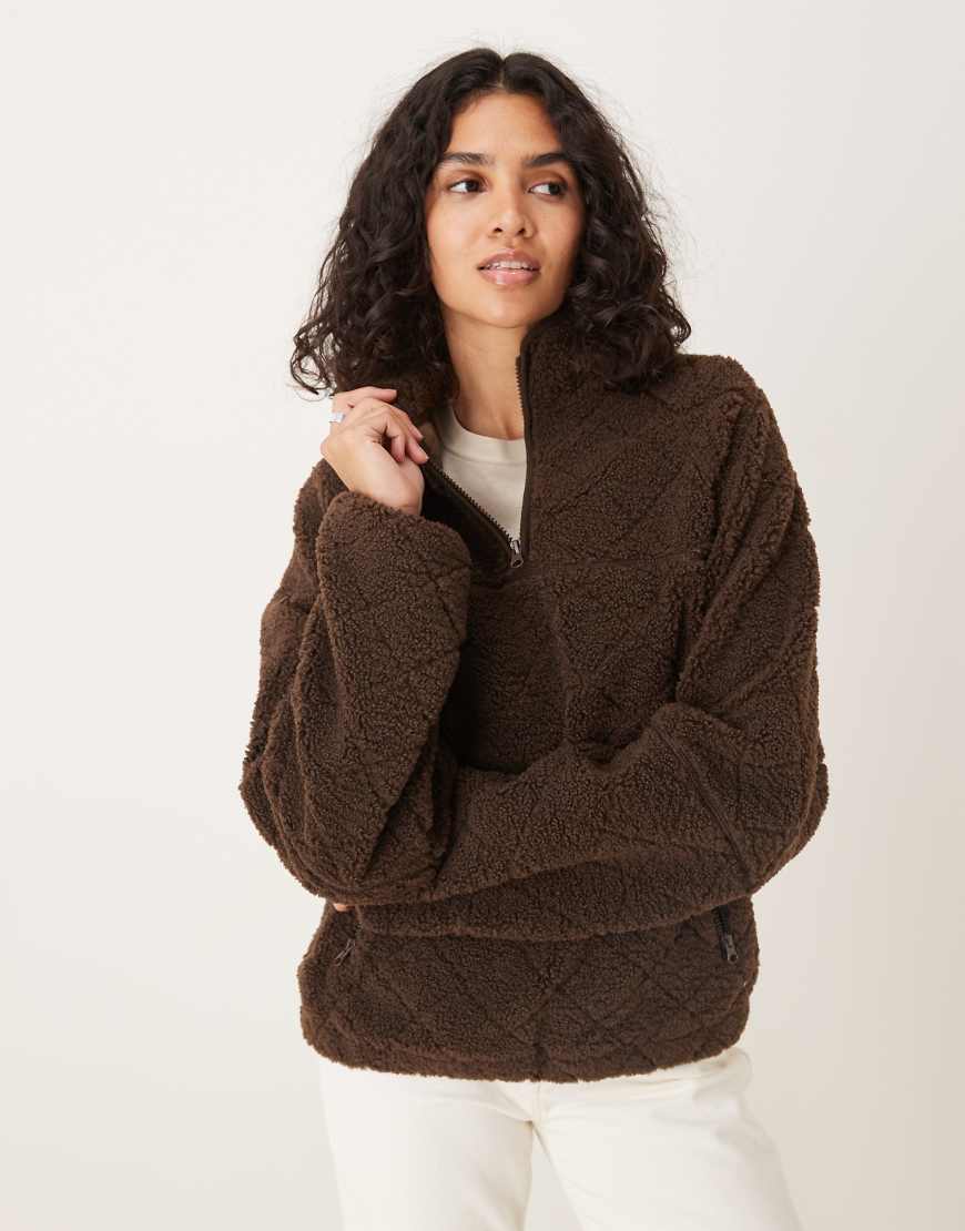 ASOS DESIGN - Gestepptes Oberteil aus Teddyfleece in Schokobraun mit halblangem Reißverschluss von ASOS DESIGN