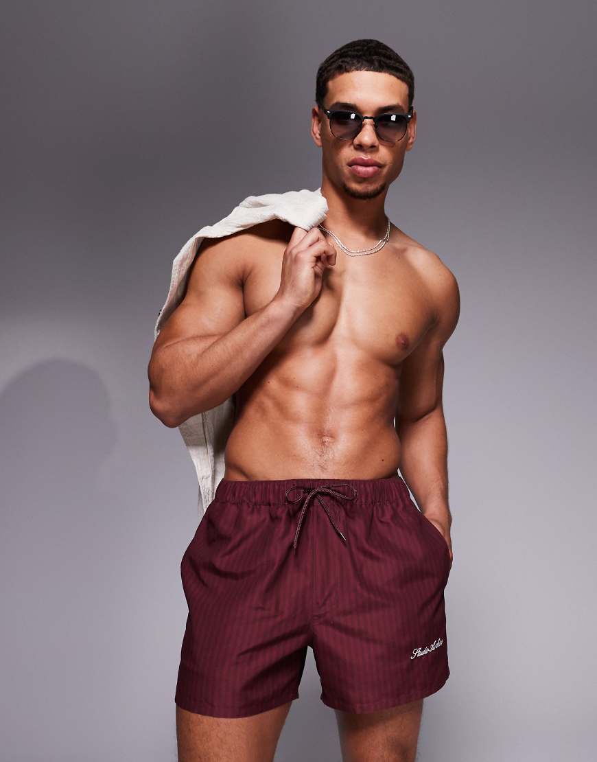 ASOS DESIGN - Gestreifte, kürzere Badeshorts in Burgunderrot mit platziertem Print ASOS DESIGN - Gestreifte, kürzere Badeshorts in Burgunderrot mit platziertem Print von ASOS DESIGN