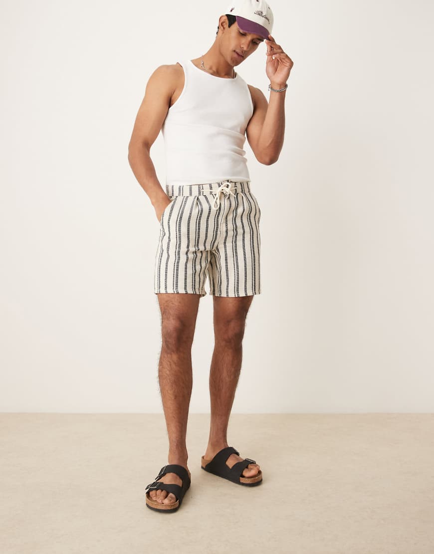 ASOS DESIGN - Gestreifte, schmal geschnittene Shorts in Marineblau und Weiß mit Bundfalten-Bunt von ASOS DESIGN