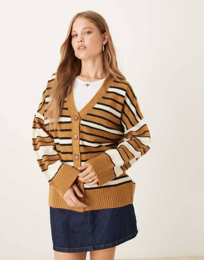 ASOS DESIGN - Gestreifte Boyfriend-Strickjacke in Creme und Toffee-Bunt von ASOS DESIGN