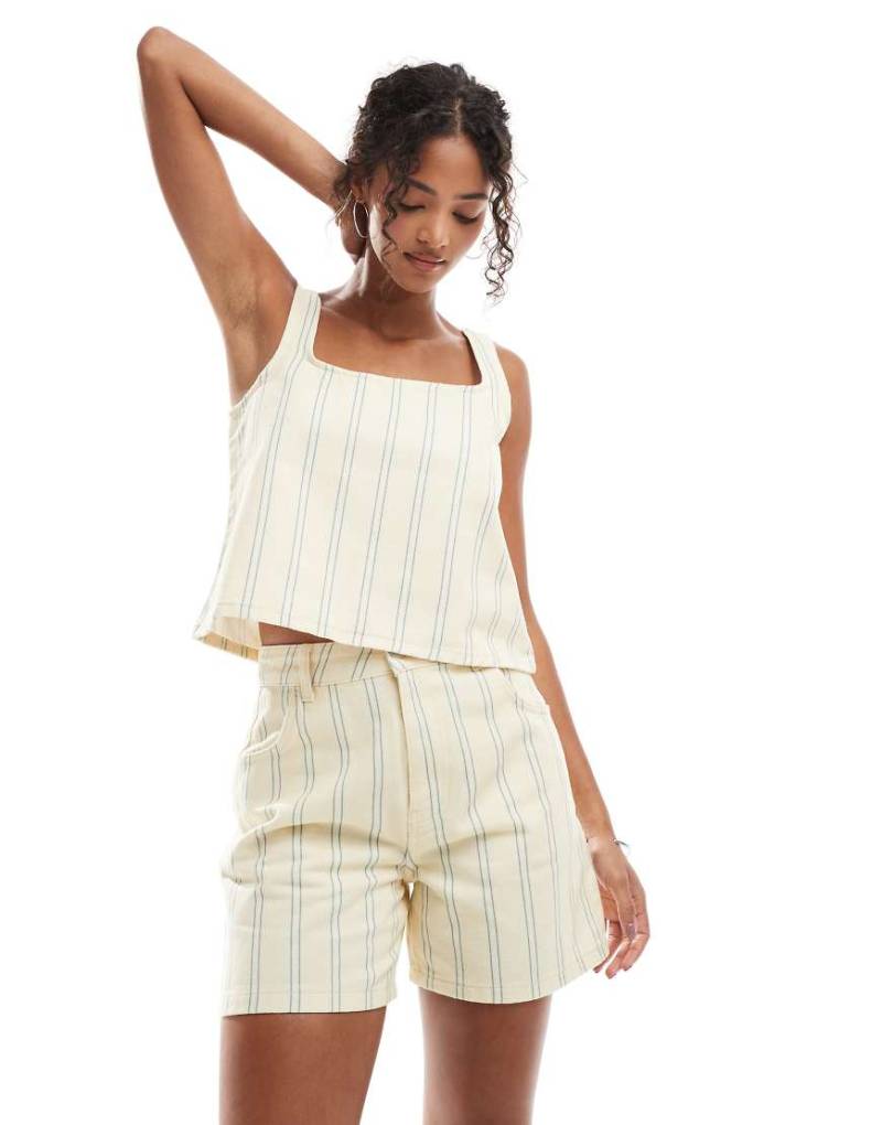 ASOS DESIGN - Gestreifte Dad-Shorts in Buttermilchgelb von ASOS DESIGN