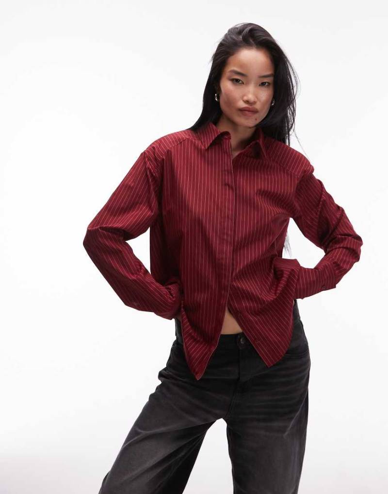 ASOS DESIGN - Gestreifte Hemdbluse in Burgunderrot mit Schulterpolstern und nach hinten abfallendem Saum von ASOS DESIGN