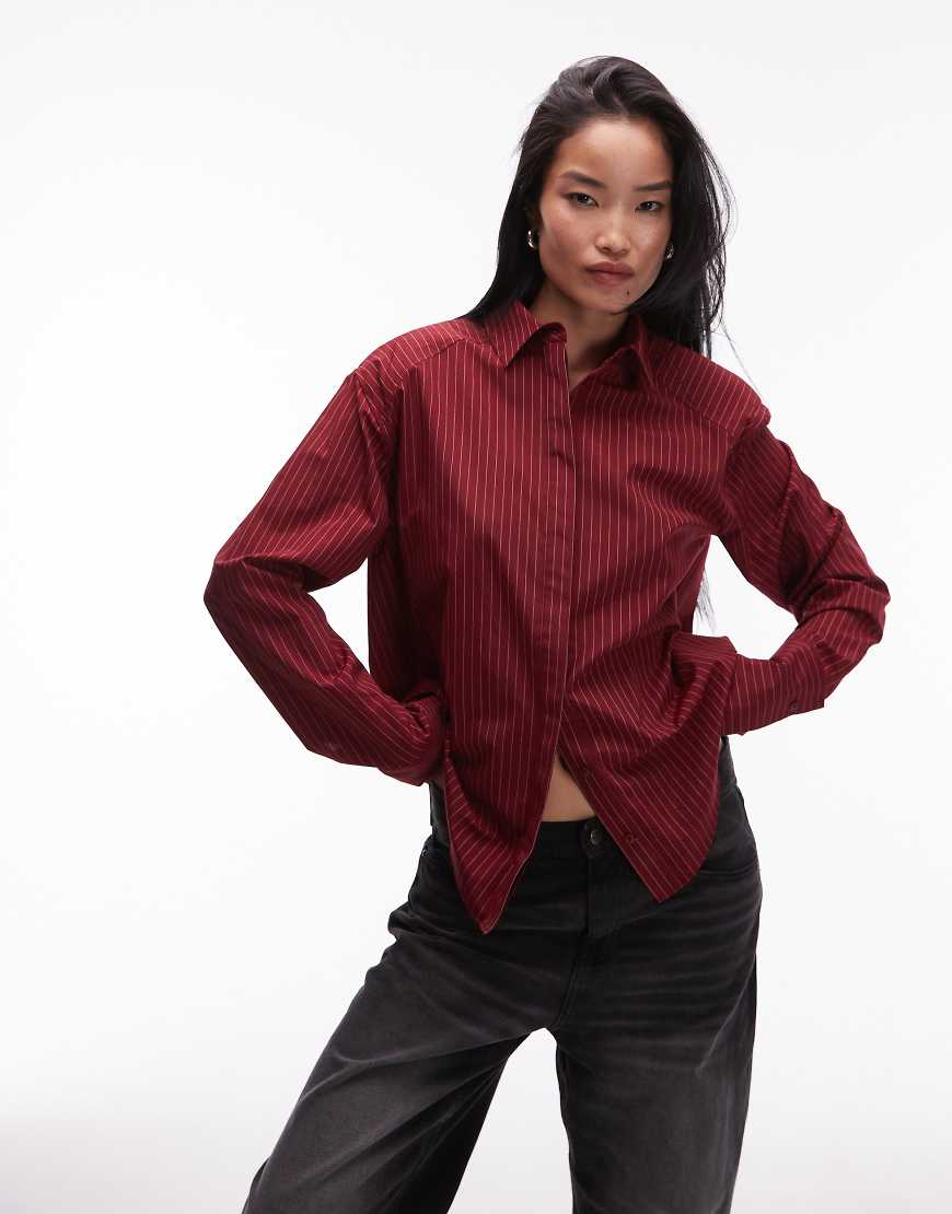 ASOS DESIGN - Gestreifte Hemdbluse in Burgunderrot mit Schulterpolstern und nach hinten abfallendem Saum ASOS DESIGN - Gestreifte Hemdbluse in Burgunderrot mit Schulterpolstern und nach hinten abfallendem Saum von ASOS DESIGN