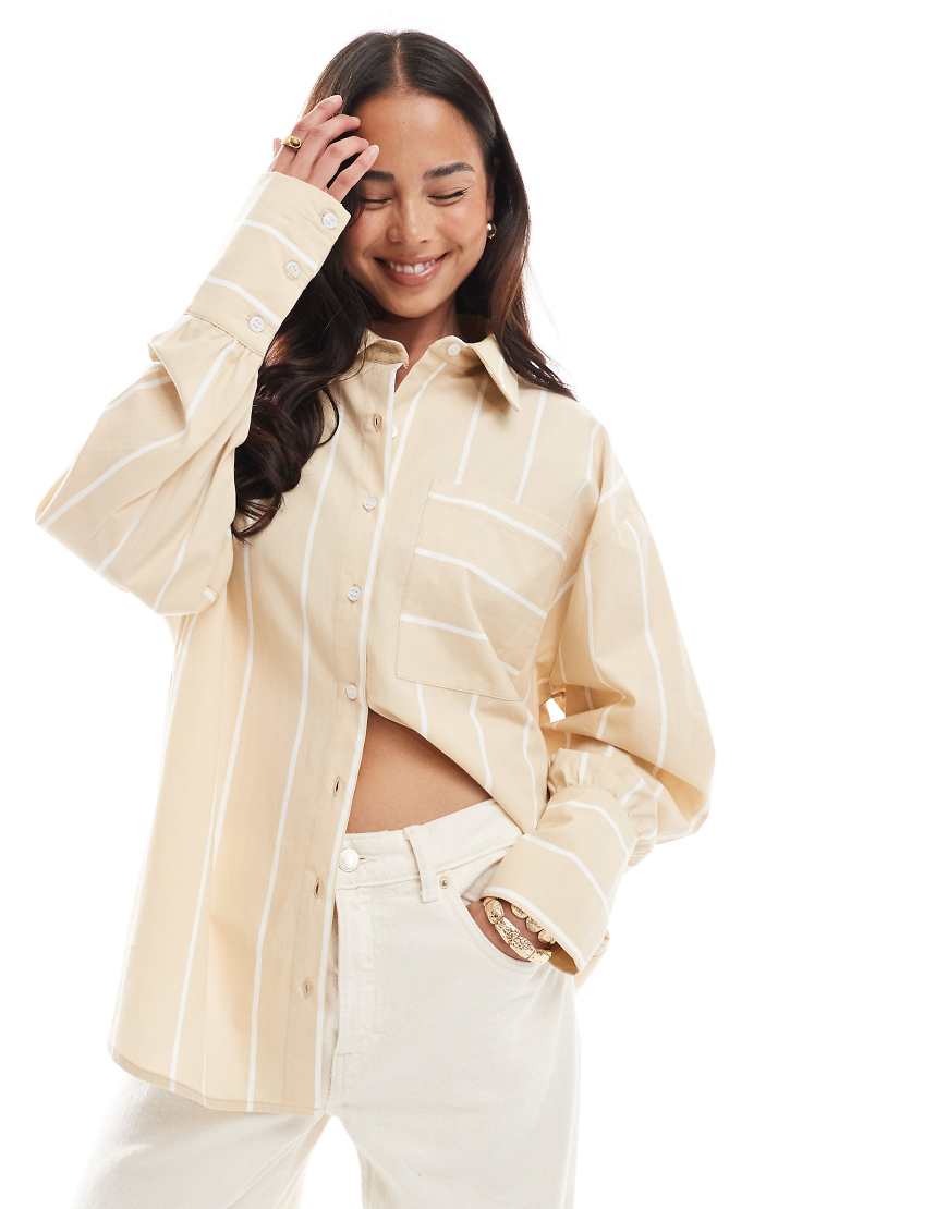 ASOS DESIGN - Gestreifte Hemdbluse in Camel mit Oversize-Schnitt-Neutral ASOS DESIGN - Gestreifte Hemdbluse in Camel mit Oversize-Schnitt-Neutral von ASOS DESIGN