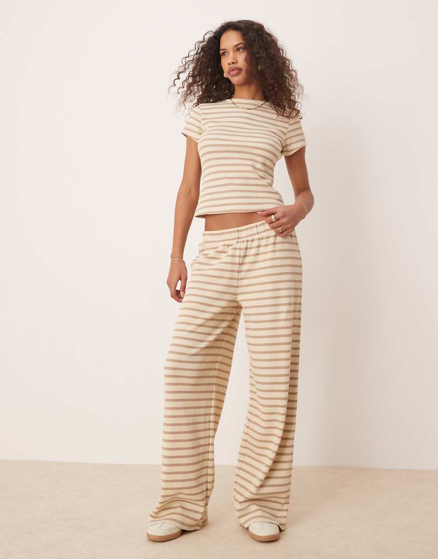 ASOS DESIGN - Gestreifte Hose in Neutral gestreift mit weitem Bein und Waffelstruktur, Kombiteil-Bunt von ASOS DESIGN
