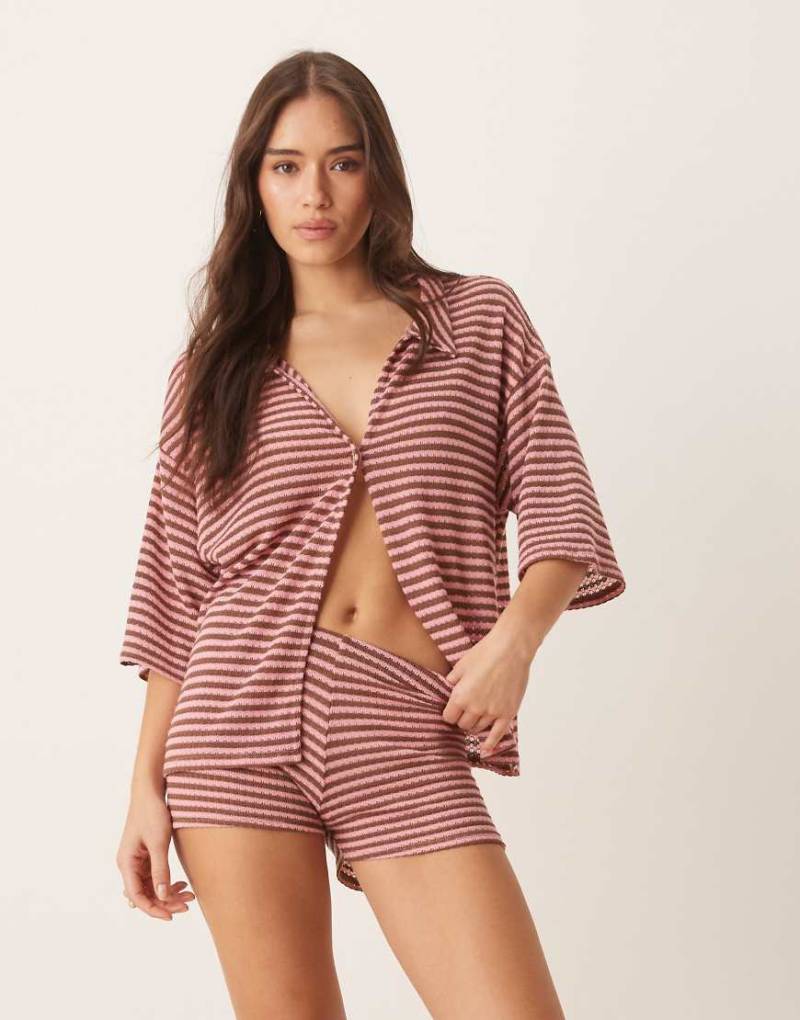 ASOS DESIGN - Gestreifte Oversize-Hemdbluse aus Strick in Rosa und Braun, Kombiteil-Bunt von ASOS DESIGN