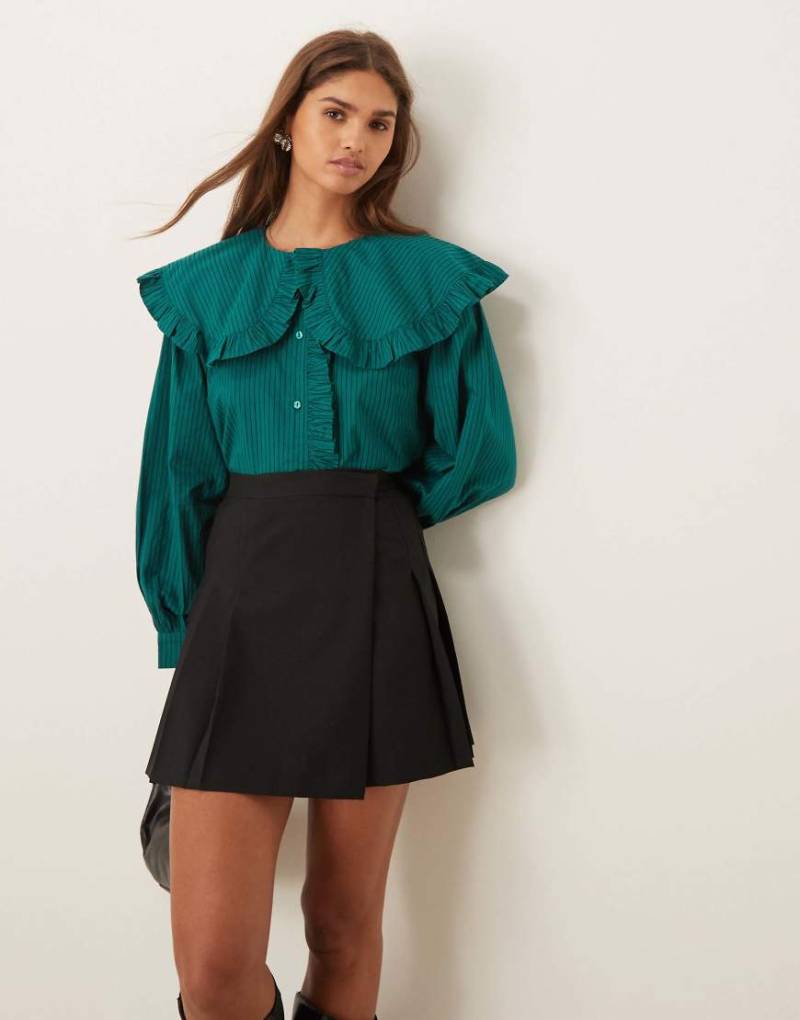 ASOS DESIGN - Gestreifte Oversize-Hemdbluse in Grün und Schwarz mit Rüschenkragen-Bunt von ASOS DESIGN