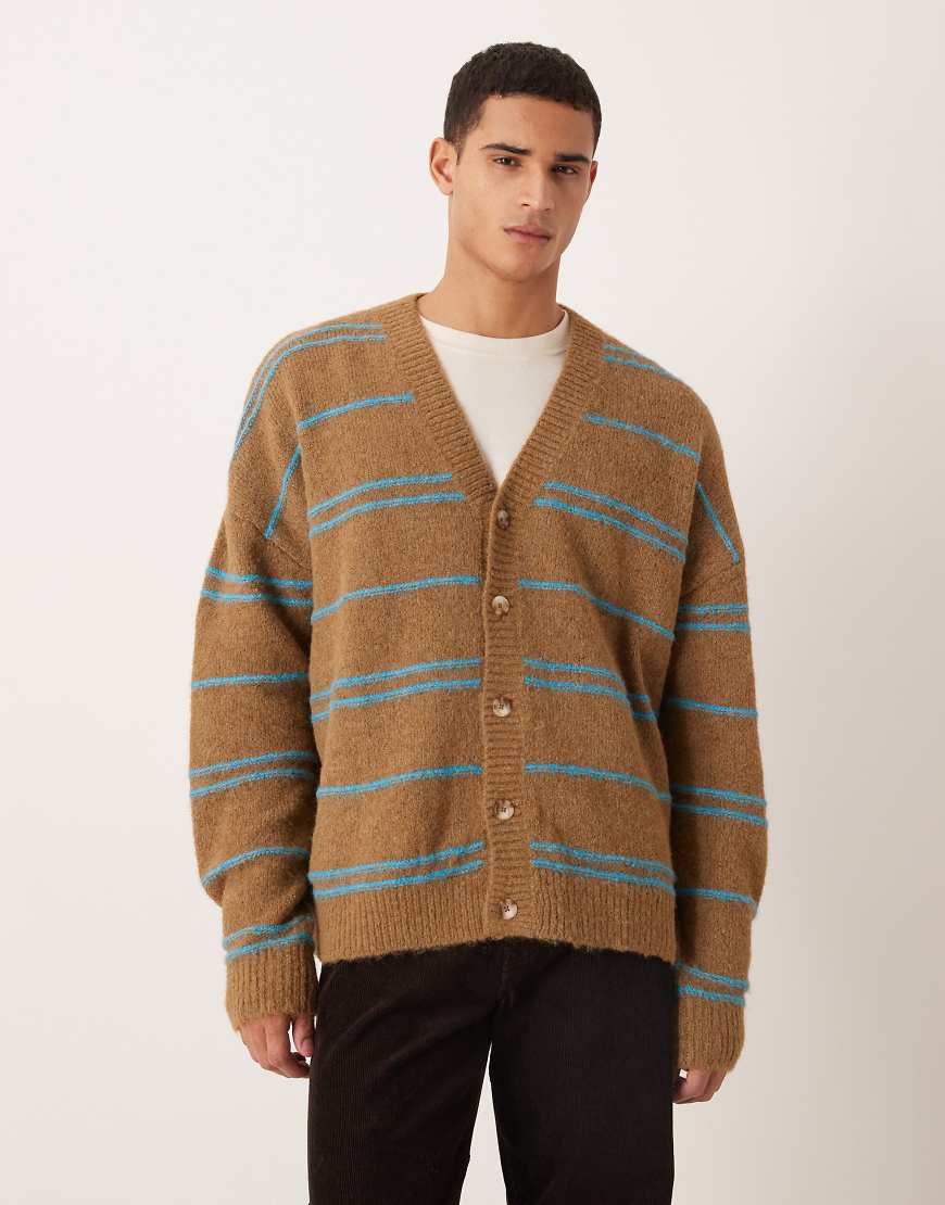 ASOS DESIGN - Gestreifte Oversize-Strickjacke in Braun-Bunt ASOS DESIGN - Gestreifte Oversize-Strickjacke in Braun-Bunt von ASOS DESIGN