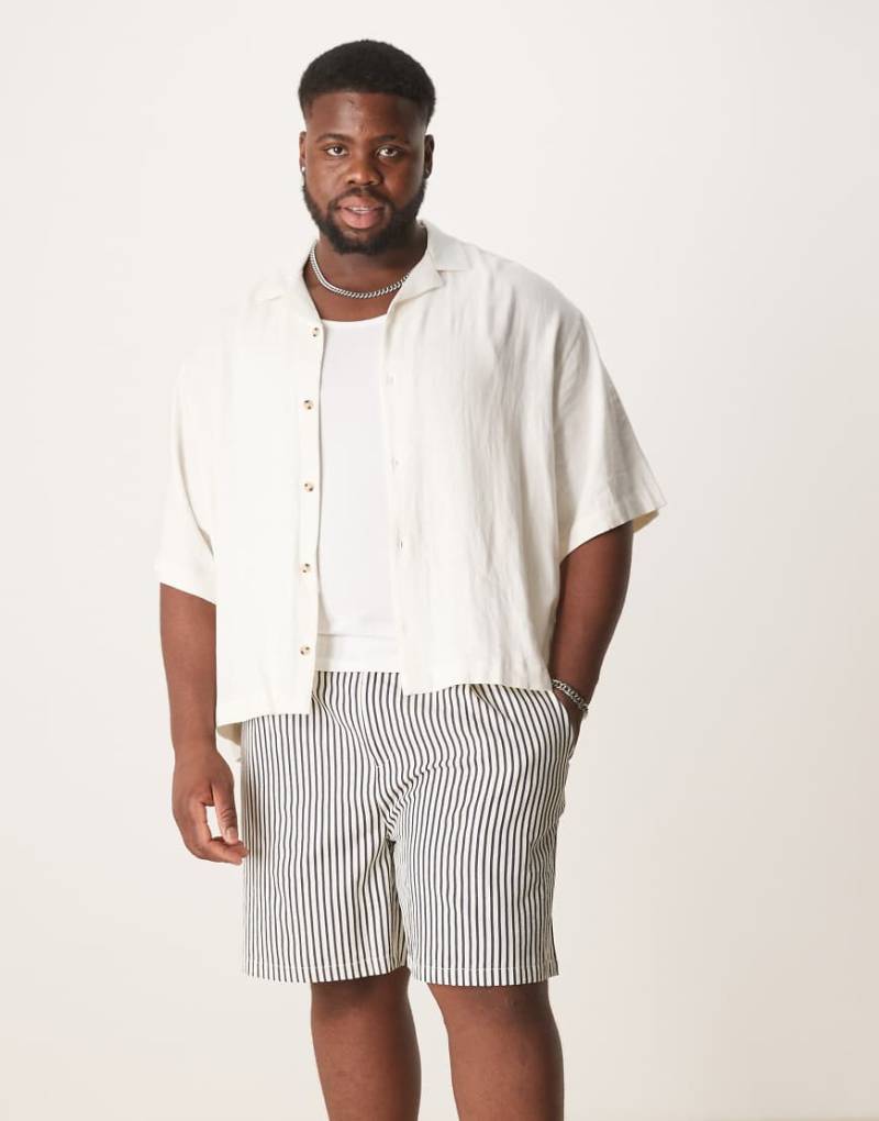 ASOS DESIGN - Gestreifte Shorts in Ecru und Marineblau mit weitem, kürzerem Schnitt-Bunt von ASOS DESIGN