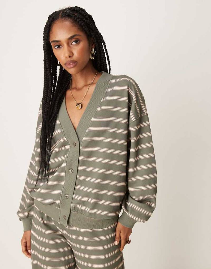 ASOS DESIGN - Gestreifte Strickjacke aus Loopback-Stoff in Olivgrün mit Knopfleiste, Kombiteil von ASOS DESIGN