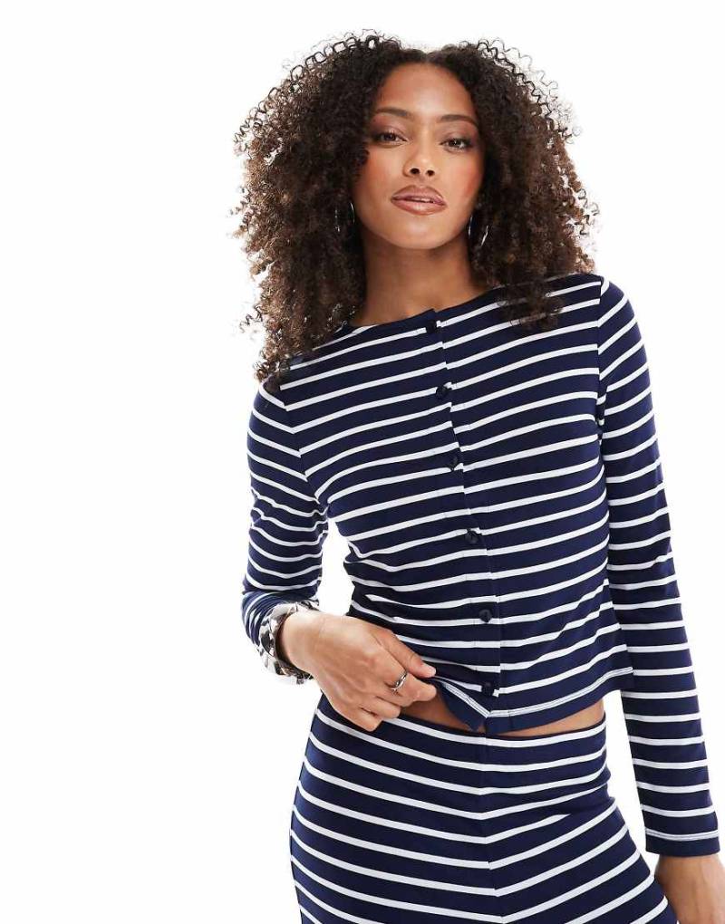 ASOS DESIGN - Gestreifte Strickjacke in Marineblau mit knappem Schnitt, Kombiteil ASOS DESIGN - Gestreifte Strickjacke in Marineblau mit knappem Schnitt, Kombiteil von ASOS DESIGN