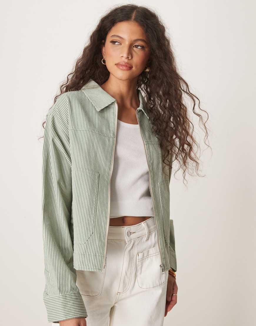 ASOS DESIGN - Gestreifte Twill-Jacke mit Kragen-Bunt von ASOS DESIGN