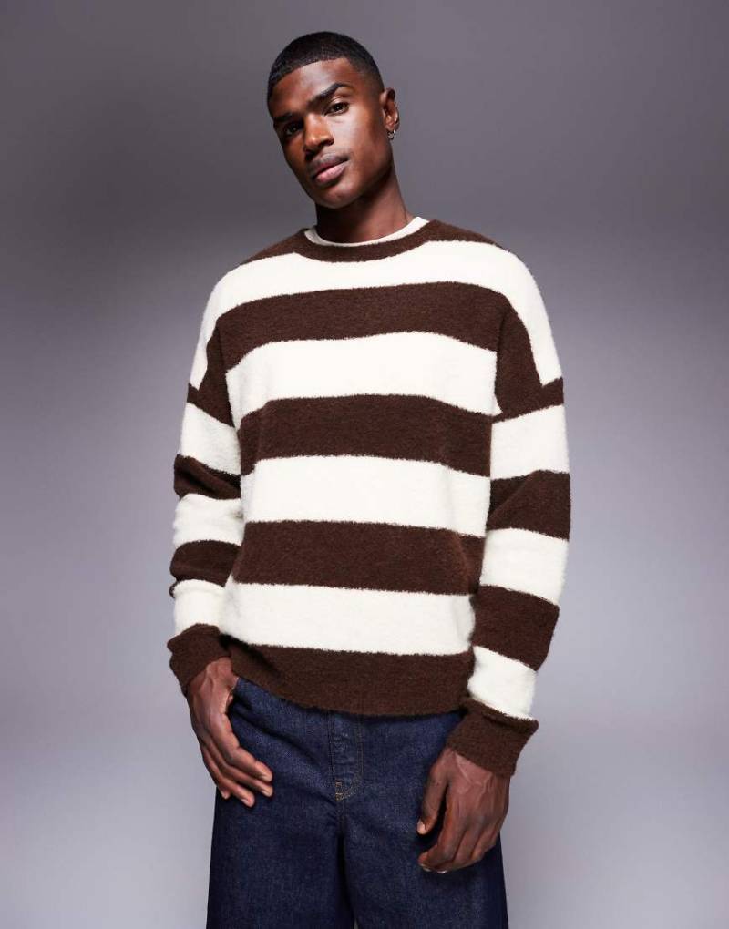 ASOS DESIGN - Gestreifter, flauschiger Oversize-Strickpullover in Braun und Ecru-Bunt von ASOS DESIGN