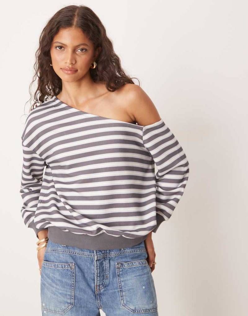 ASOS DESIGN - Gestreifter, lockerer, schulterfreier Loopback-Pullover in Marineblau von ASOS DESIGN