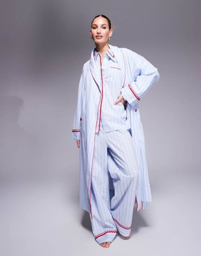 ASOS DESIGN - Gestreifter Bademantel aus Webstoff in Blau mit Zickzack-Bordüre von ASOS DESIGN