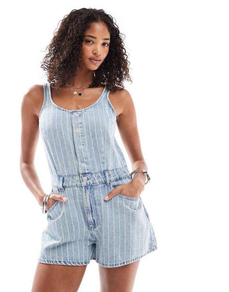 ASOS DESIGN - Gestreifter Jeans-Playsuit mit A-Linien-Schnitt-Bunt von ASOS DESIGN