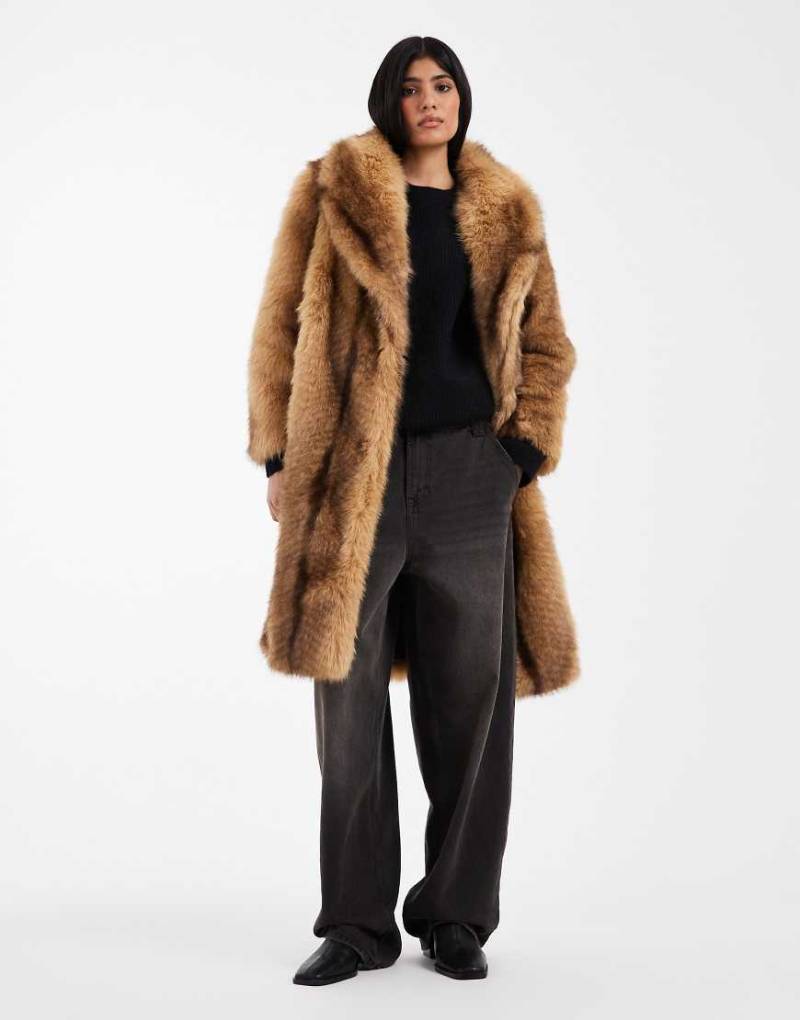 ASOS DESIGN - Gestreifter Midi-Mantel aus Kunstpelz in Orange-Brown von ASOS DESIGN