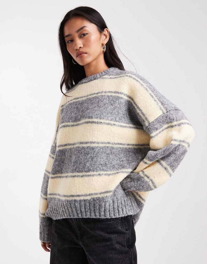 ASOS DESIGN - Gestreifter Oversize-Pullover in Buttergelb und Grau mit Rundhalsausschnitt von ASOS DESIGN