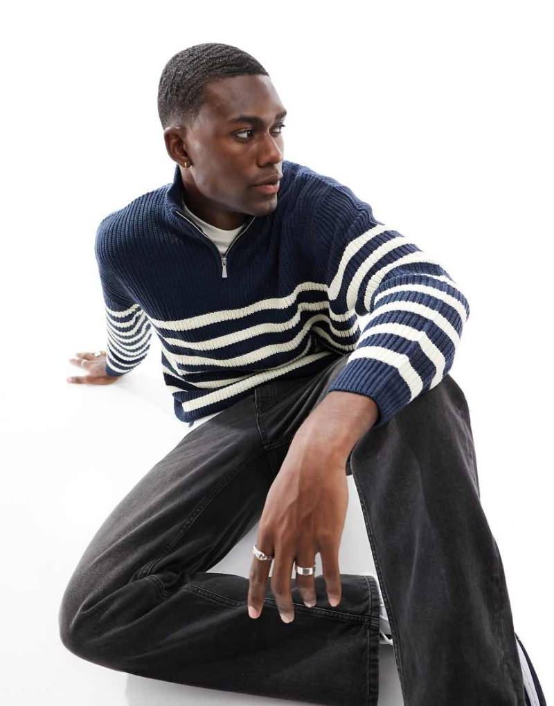 ASOS DESIGN - Gestreifter Oversize-Strickpullover in Marineblau und Weiß mit Patentmuster und kurzem Reißverschluss von ASOS DESIGN