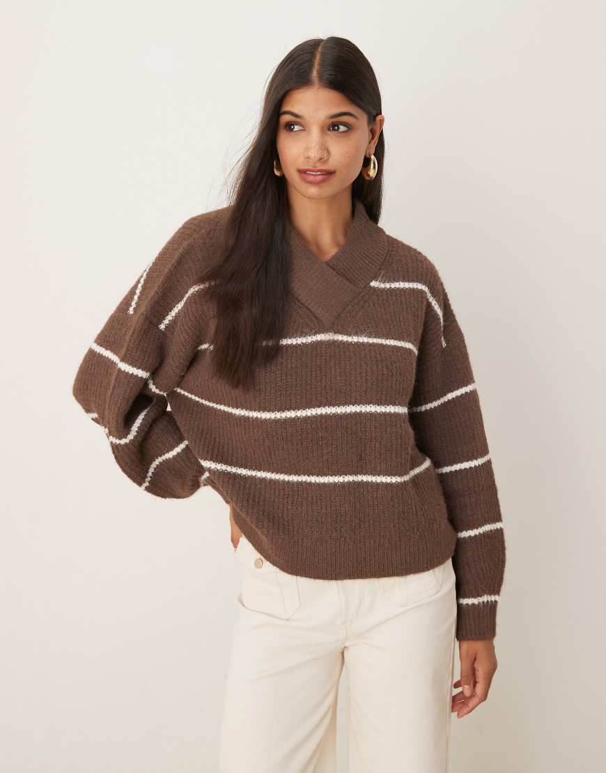 ASOS DESIGN - Pullover in Schokobraun gestreift mit V-Ausschnitt-Brown von ASOS DESIGN