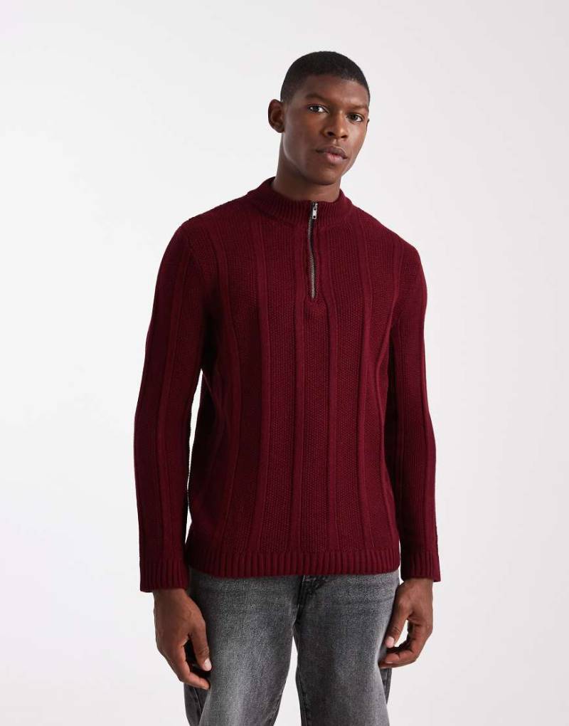 ASOS DESIGN - Gestreifter Strickpullover in Burgunderrot mit Stehkragen und halblangem Reißverschluss von ASOS DESIGN