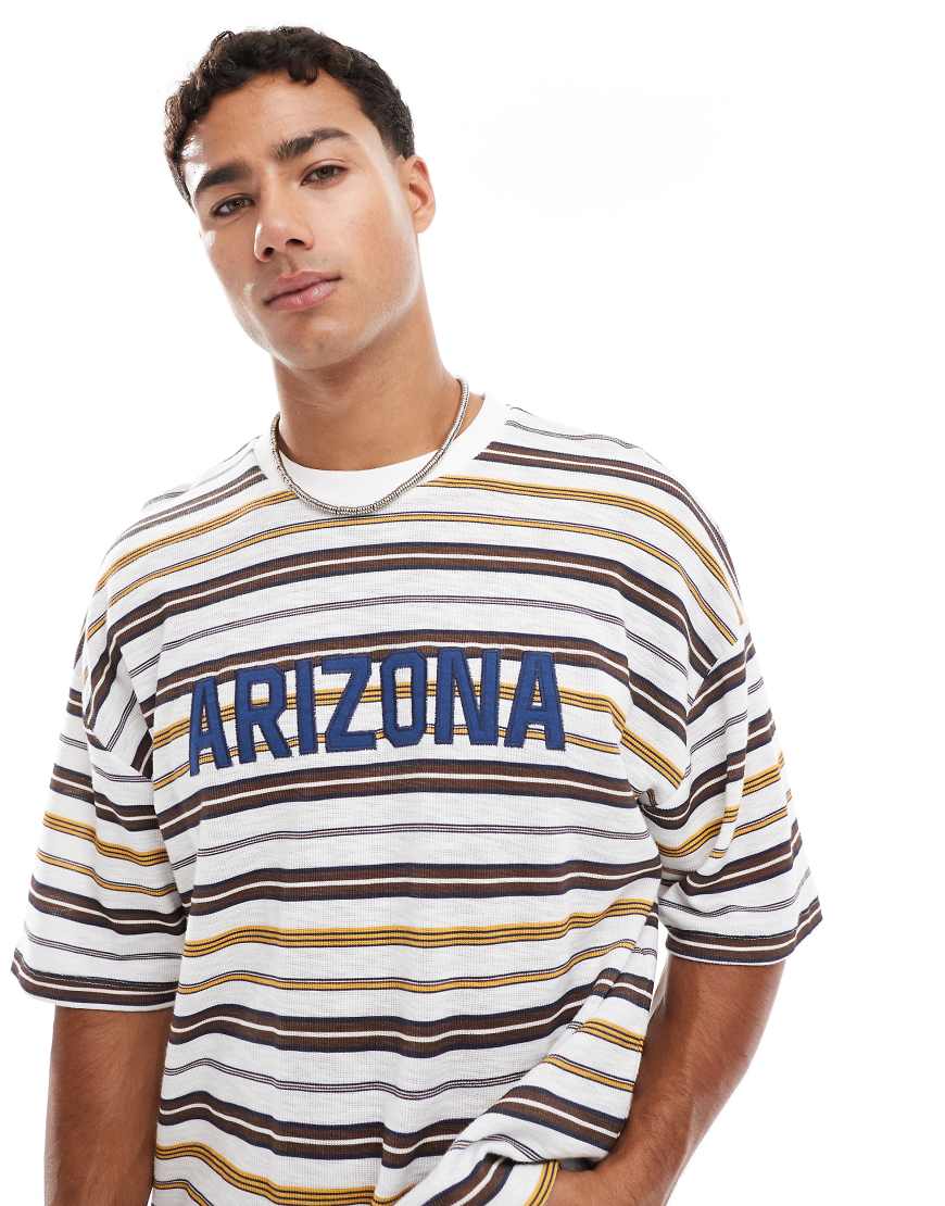 ASOS DESIGN - Gestreiftes, gerade geschnittenes Oversize-T-Shirt mit Applikation auf der Brust in Weiß und Braun von ASOS DESIGN