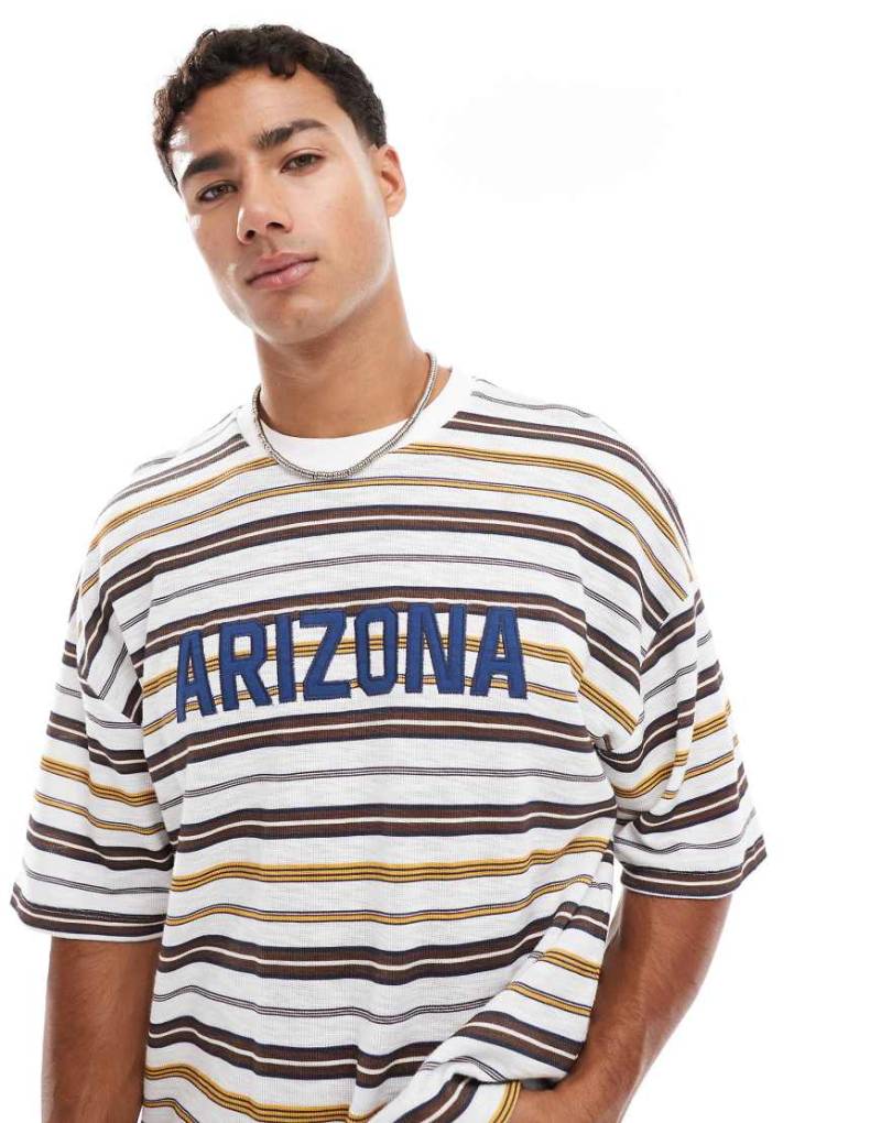 ASOS DESIGN - Gestreiftes, gerade geschnittenes Oversize-T-Shirt mit Applikation auf der Brust in Weiß und Braun ASOS DESIGN - Gestreiftes, gerade geschnittenes Oversize-T-Shirt mit Applikation auf der Brust in Weiß und Braun von ASOS DESIGN