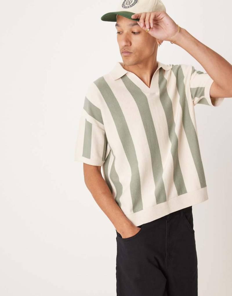 ASOS DESIGN - Locker geschnittenes Strick-Polohemd in Ecru und Grün gestreift mit Struktur und Einkerbung am Ausschnitt-Bunt von ASOS DESIGN