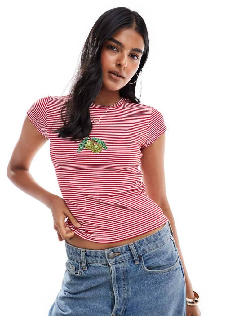 ASOS DESIGN - Gestreiftes, knapp geschnittenes T-Shirt in Rot mit Olivenzweig-Motiv mit Perlen von ASOS DESIGN