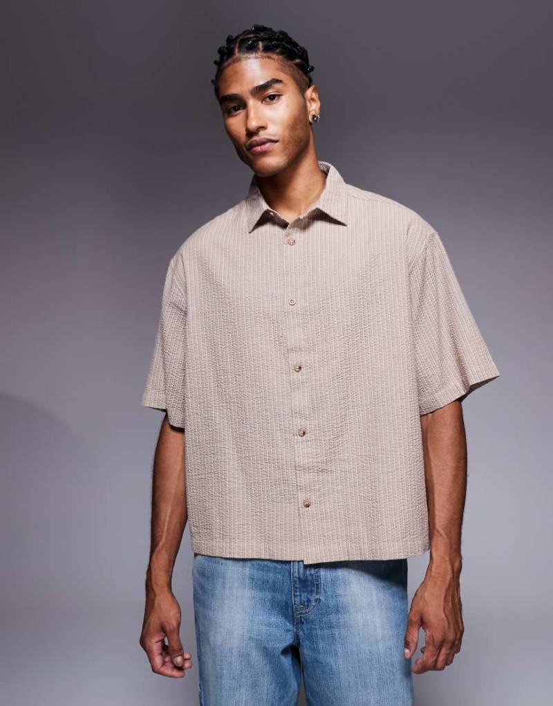 ASOS DESIGN - Gestreiftes Boxy-Fit-Hemd in Braun aus Seersucker, Oversize-Passform-Brown von ASOS DESIGN