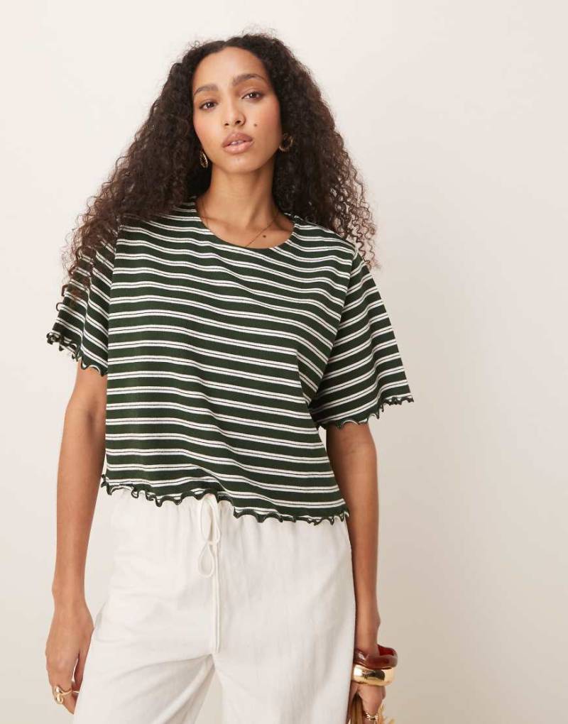 ASOS DESIGN - Gestreiftes Cropped-T-Shirt in strukturiertem Grün und Weiß mit Kräuselsaum von ASOS DESIGN